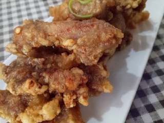 7、泉州炸醋肉,炸到表面金黄，捞出控油，装盘即可。