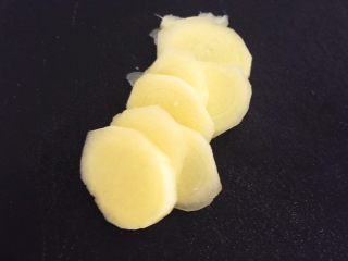 2、砂锅豆腐汆羊肉,鲜姜切成小片