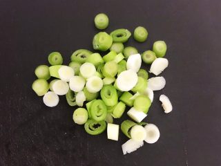 3、砂锅豆腐汆羊肉,大葱切成葱花