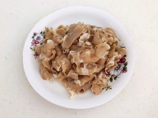 8、砂锅豆腐汆羊肉,把羊肉片捞出来