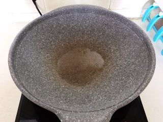 9、砂锅豆腐汆羊肉,炒锅烧热后加入1小勺玉米油