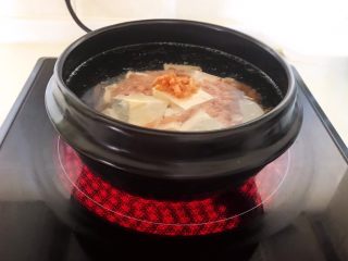 15、砂锅豆腐汆羊肉,加入开水