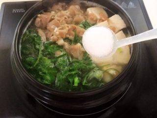 19、砂锅豆腐汆羊肉,加入精盐调味
