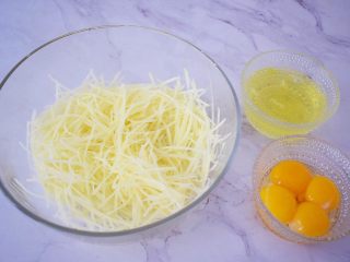 2、鸟巢土豆,土豆去皮擦成丝再用清水洗去多余的淀粉，控干水分备用，鸡蛋分离蛋清和蛋黄备用