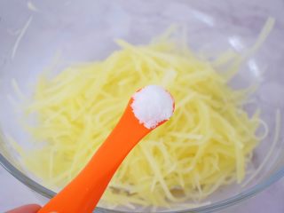 5、鸟巢土豆,加入盐