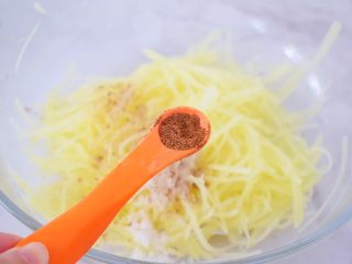 7、鸟巢土豆,加入五香粉