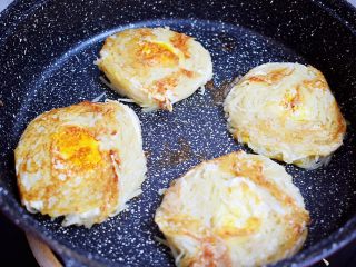 12、鸟巢土豆,小火煎至土豆底部金黄色，再翻另一面继续煎至金黄色，如果想吃溏心蛋就只煎一面即可