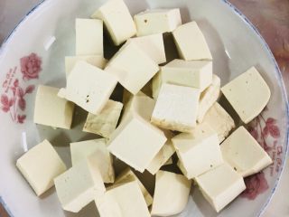 2、海带豆腐汤,豆腐洗净切成方块