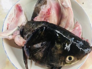 3、海带豆腐汤,鱼头洗净备用