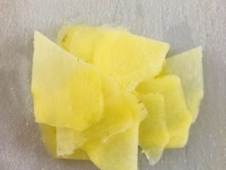 4、海带豆腐汤,生姜去皮切成薄片