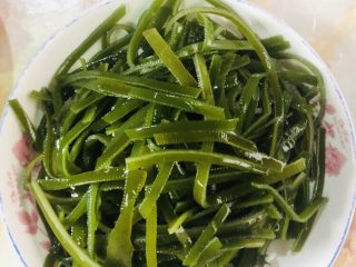 6、海带豆腐汤,海带丝切短一些