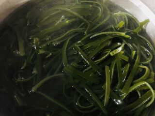 7、海带豆腐汤,煮一些开水，海带丝焯水一分钟左右