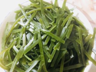 8、海带豆腐汤,捞出备用