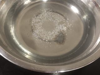 9、海带豆腐汤,取一个锅内放入适量清水烧开，这个时间我们来煎鱼。