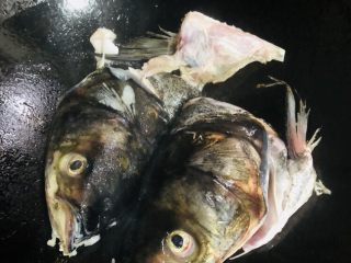 11、海带豆腐汤,转中小火，加入鱼头煎至金黄色。