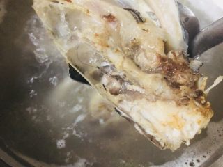 13、海带豆腐汤,水开后放入煎好的鱼头，为了减少油脂摄入，煎鱼的油就不要了。