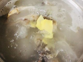 14、海带豆腐汤,放入姜片