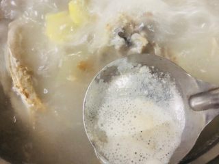 15、海带豆腐汤,捞去浮末，中火煮十分钟。