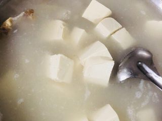 16、海带豆腐汤,十分钟后加入豆腐块