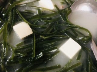 17、海带豆腐汤,再加入海带丝