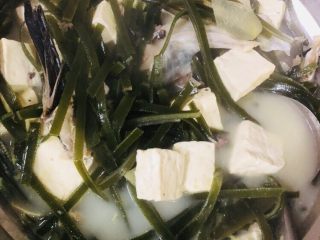 18、海带豆腐汤,继续炖煮十五分钟左右。