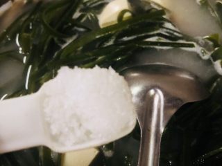 19、海带豆腐汤,加入适量盐调味起锅