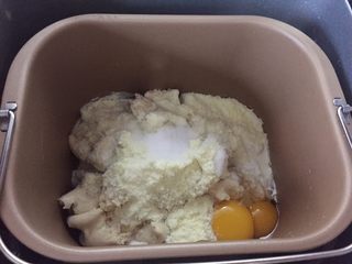 2、烫种牛奶吐司,主面团所有材料除黄油和盐以外的食材放进面包桶，包括烫种也放进去。
