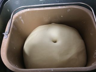 5、烫种牛奶吐司,判断面团是否发酵好的方法，就是十指沾少许面粉，面团中间戳个洞，不回缩说明发酵可以了，若马上回缩说明需要继续发酵，若塌陷说明发酵过了。