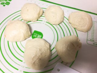 6、烫种牛奶吐司,面团从面包桶内取出排气，分成六个均匀的等份，我是用电子称称的，每个小面团160克。