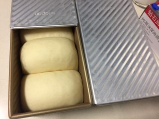 14、烫种牛奶吐司,发酵至模具八分满盖上吐司盖子。
