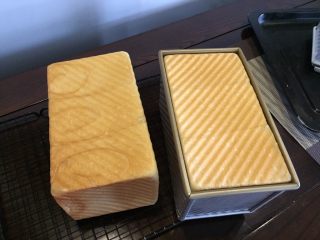 16、烫种牛奶吐司,烘烤结束，脱膜至晾网架上散热.