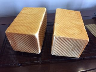 17、烫种牛奶吐司,彻底放凉后即可切片即食。