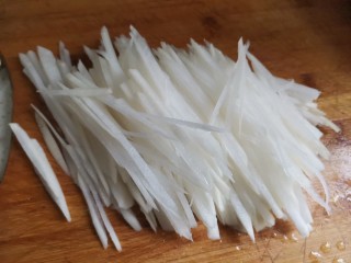 3、萝卜丝汤,白萝卜洗干净切丝