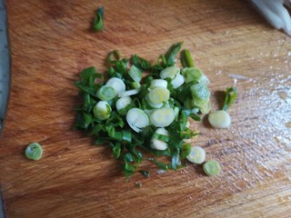 4、萝卜丝汤,葱切成葱花