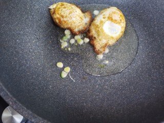 6、萝卜丝汤,煎2个荷包蛋，下入葱白煸香