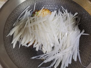 7、萝卜丝汤,下入萝卜丝