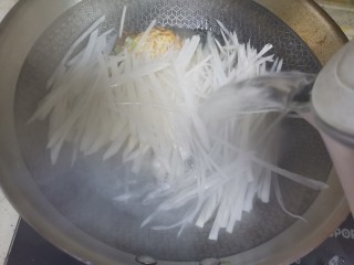 8、萝卜丝汤,倒入开水