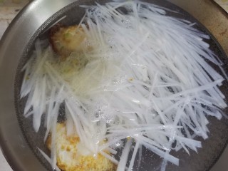 9、萝卜丝汤,倒入开水盖上盖子，大火煮起来