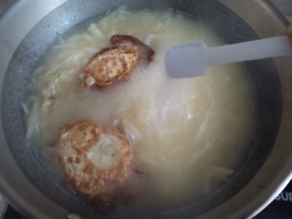 10、萝卜丝汤,炖至汤变少，变成白色，加入适量的盐