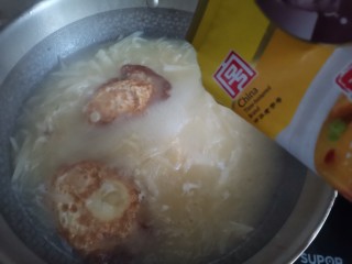 11、萝卜丝汤,加入适量的鸡精