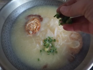 12、萝卜丝汤,下入葱花搅拌均匀即可