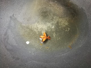 3、四季都宜的西红柿土豆浓汤,起油锅,倒少许油,先放一颗大料爆香