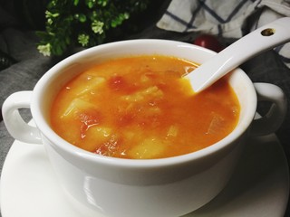 14、四季都宜的西红柿土豆浓汤,其实加些西式调料,如罗勒等也会很好喝,不一样的风情嘛。