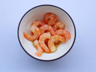 2、秋葵虾仁菌菇汤,虾仁加料酒生抽盐腌制10分钟。