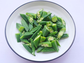 6、秋葵虾仁菌菇汤,切滚刀块。