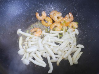 8、秋葵虾仁菌菇汤,加入白玉菇。