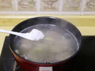 5、糖醋排骨,加入1小匙盐