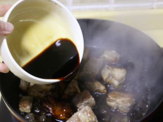 11、糖醋排骨,倒入调好的糖醋汁