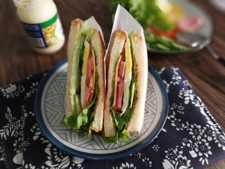 22、三明治,用油纸折了两个壳壳，把三明治塞进去了哈哈哈