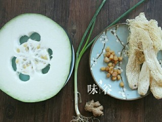 1、竹荪干贝冬瓜汤,准备好材料。
